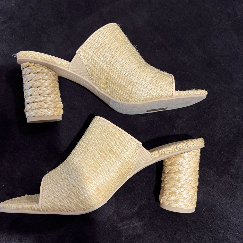 New in Box! Dolce Vita Natural Raffia Slides
